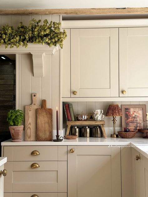 Timeless English Kitchen, Eggshell Kitchen Cabinets, Light Tan Kitchen Cabinets, Beige Cabinets Kitchen, Kitchen Cabinets Color Ideas, Eclectic Minimalist Decor, Warm Kitchen Ideas, Artsy Kitchen, British Kitchen