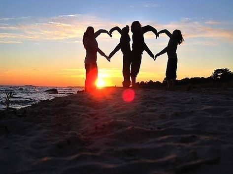 Maybe with Nicole standing, in the middle of us and the boys, with her arms up above her head doing a heart shape with her own hands??? Beach Foto, Beach Photography Family, Foto Tips, Foto Poses, Tumblr Photography, Trik Fotografi, Shooting Photo, Family Beach, On Beach