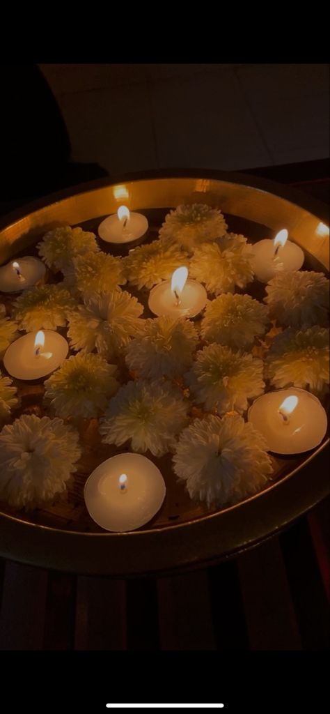 Home Decor With Flowers Indian, Diya Aesthetic Indian, Simple Diwali Decor, Diwali Asethic, Diwali Diya Decorations At Home, Diwali Asthetic Picture, Simple Diwali Decorations At Home, Pooja Setup, Diwali Snap