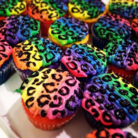 Lisa Frank Birthday Cupcakes, Rainbow Cheetah Cupcakes, Lisa Frank Cheetah Birthday Party, Cheetah Cupcakes Ideas, Rainbow Leopard Party, Rainbow Leopard Cake, Lisa Frank Cupcakes, Rainbow Cheetah Cake, Rainbow Cheetah Birthday Party