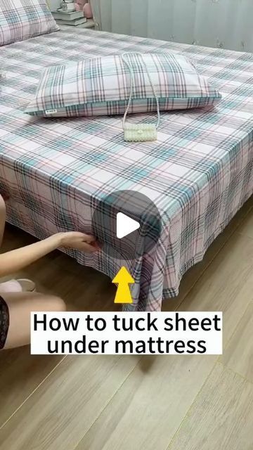 How To Fold Sheets, Folding Hacks, Household Help, Housekeeping Tips, How To Fold Towels, Folding Clothes, Laundry Hacks, Smart Storage, Storage Hacks