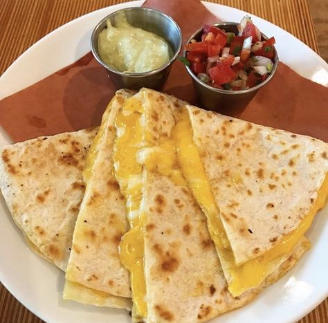 Quesadillas Aesthetic, Quesadilla Aesthetic, Salsa Avocado, Cheese Quesadilla, Soft Foods, Food Babe, Food Drink Photography, Food Therapy, Yummy Comfort Food