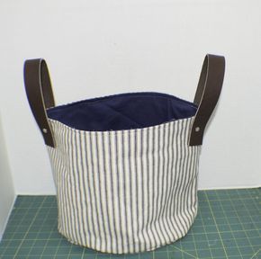 DIY Fabric Storage Bucket Sewing Fabric Storage, Diy Fabric Storage, Storage Bins Diy, Diy Fabric Purses, Storage Bags Diy, Makeup Storage Drawers, Diy Laundry Basket, Fabric Bucket, Fabric Storage Bin