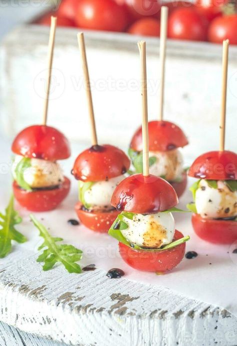 Caprese salad skewer appetizers Caprese Salad Appetizer, Appetizers Appetizers, Caprese Salad Skewers, Salad Appetizer, Skewer Appetizers, Caprese Skewers, Vector Animation, Appetizer Salads, Caprese Salad