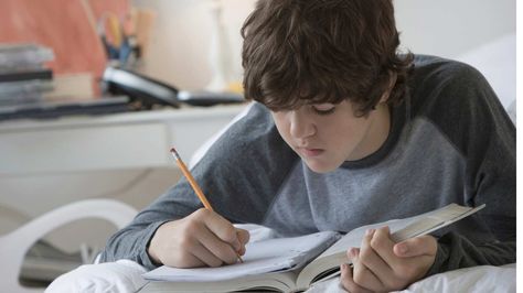 Does your student need to learn how to study? Here are two easy-to-remember ways to help your teen develop good study habits. Teen Study, Executive Functions, Good Study Habits, Flexible Thinking, Study Strategies, Adolescent Health, Executive Function, Executive Functioning Skills, Parenting Education