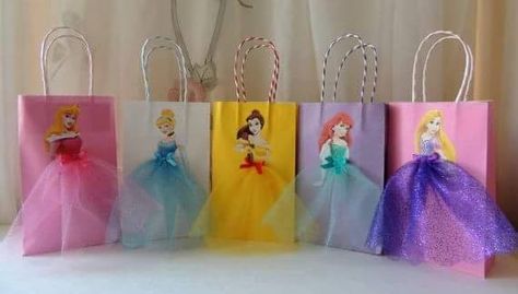 What a clever idea. Perfect for goodie bags for a Princess party! (Not my picture something I saw online.) Disney Princess Birthday Party, Princess Theme Birthday, Rapunzel Party, 6 Birthday, Truck Birthday, Disney Princess Birthday, Wallpaper Disney, Disney Princess Party, Princess Theme