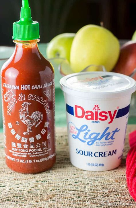 Sriracha Sour Cream Sauce, Sour Cream Siracha, Homegating Party, Sriracha Dip, Sour Cream Dipping Sauce, Shrimp Dipping Sauce, Siracha Sauce, Daisy Brand, Sour Cream Dip