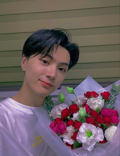 Jay Enhypen, Enhypen Jay, Des Roses, Aesthetic Icon, Kpop Aesthetic, Jay, Roses, Flowers, Quick Saves