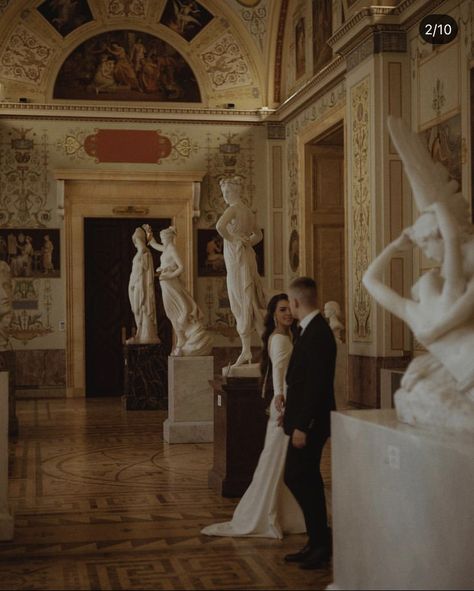 The Met Wedding, Wedding In Art Museum, Engagement Photoshoot Ideas Museum, Wedding Photos That Look Like Art, Couple At Museums, Met Museum Wedding, Museum Bridal Photos, Wedding Art Museum, Wedding Venue Art Museum