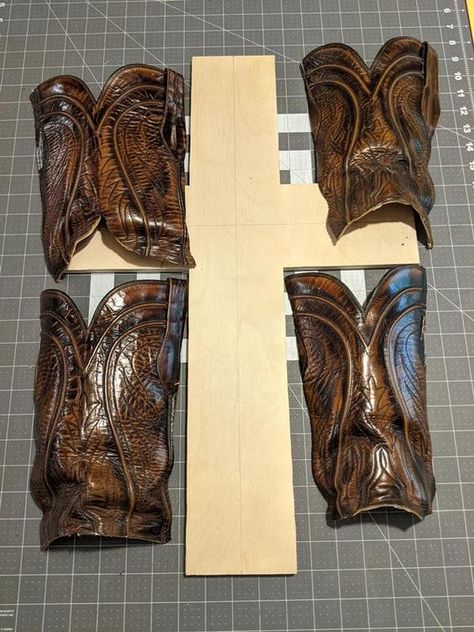 Belt Crafts Ideas, Old Cowboy Boots Crafts, Diy Cowboy Boots Crafts, Diy Western Decor, Western Crafts Diy, Cowboy Boot Crafts, Western Decor Diy, Western Keychain, Old Cowboy Boots