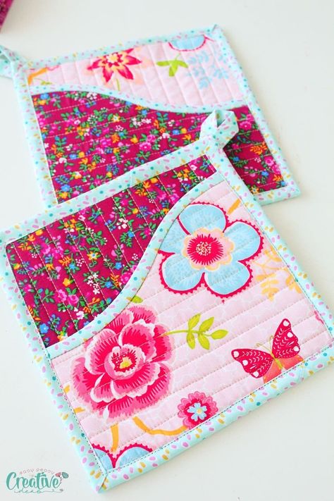 Square Kitchen Pot Holders Pattern - Easy Peasy Creative Ideas Pot Holder With Pocket Diy, Double Sided Potholders, Sewing Pot Holders Simple, Pocket Potholder Pattern, Pot Holder With Pocket, Free Quilted Potholder Patterns, Pot Holder Sewing Pattern Free, Quilt As You Go Pot Holders Potholders, Binding A Potholder