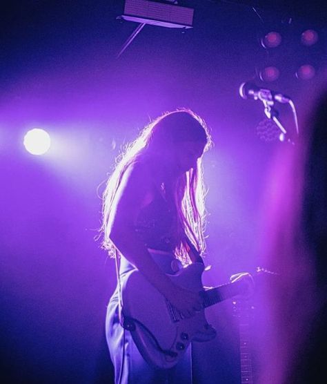 female guitarist Female Guitarist Aesthetic, Guitarist Aesthetic, 505 Arctic Monkeys, Senior Photoshoot Poses, Violet Aesthetic, Stage Background, Best Guitarist, Singing Career, Iphone Wallpaper Sky