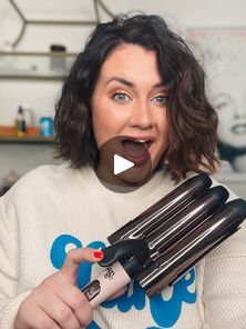 🚨 NEW TOOL ALERT 🚨 Le Tridente  BIG TRIPLE BARREL WAVING IRON on short hair!!! Shop👉 http://t.langehair.com/SHCJu 🧜🏻‍♀️ EXTRA 30% off with code: SPLASH | By Cortney SwannFacebook Triple Barrelled Hair, Three Barrel Curling Iron Hairstyles, Triple Barrelled Hair Styles, 3 Barrel Curling Iron Hair, Waving Iron, Three Barrel Curling Iron, Short Hair Waves, Barrel Curling Iron, Curling Iron Hairstyles