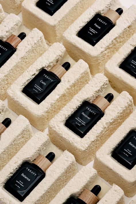 How Mycelium Packaging Could Help Solve the Beauty Industry’s Waste Problem | Vogue Eco Packaging Design, Layout Editorial, Packaging Food, Innovative Packaging, Cosmetic Packaging Design, Skincare Packaging, Perfume Packaging, Eco Packaging, Biodegradable Packaging