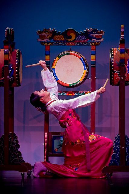 Traditional Korean Performance - The 'buk' (북) is a shallow barrel-shaped drum with a wooden body and played with bukchae (북채), or drumsticks. The drum was used in both folk and court music, each having their own style of playing. Street Fair, Korean Peninsula, Korean Hanbok, On Hiatus, Traditional Dance, Traditional Music, Folk Dance, Traditional Korean, Korea Travel