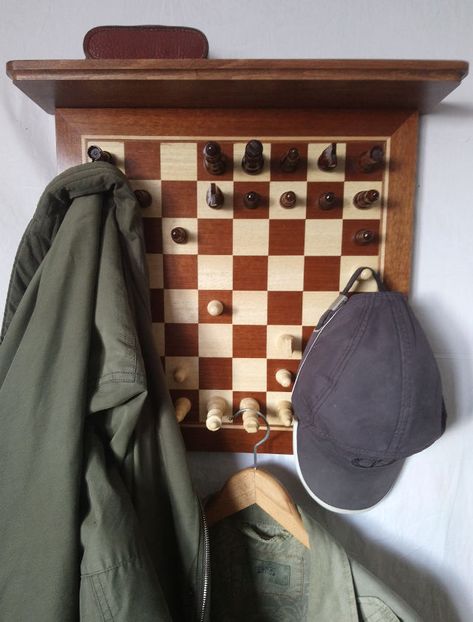 Clever: Wooden Chess Board Coat Racks Zimmer Diy, Weird Furniture, Deco Studio, Coat Hangers, Apartment Decor Inspiration, Coat Racks, Dream House Interior, House Room, Room Inspiration Bedroom