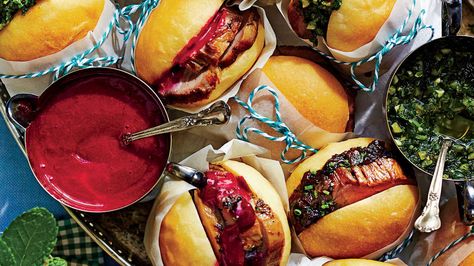 These perfectly portable sandwiches are made with layers of moist, herb-marinated pork tenderloin on soft dinner rolls. Bacon Onion Jam Recipe, Pork Tenderloin Sliders, Tenderloin Sliders, Onion Jam Recipe, Kentucky Derby Recipes, Derby Recipe, Derby Party Food, Kentucky Derby Party Food, Onion Jam