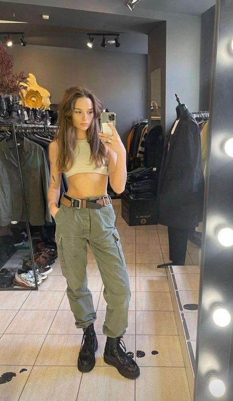 Style Green Cargo Pants, Cargo Pants For Women, Everyday Glam, Aesthetic Grunge Outfit, Pastel Outfit, Green Cargo Pants, Green Cargo, Cargo Pants Women, Basic Outfits