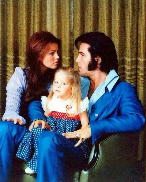 Elvis & Priscilla Presley with daughter Lisa 1970 Elvis Presley Priscilla, Elvis And Me, Elvis Presley Family, Elvis Presley Movies, King Elvis Presley, Elvis Presley Pictures, Elvis And Priscilla, Joseph Jackson, Elvis Movies