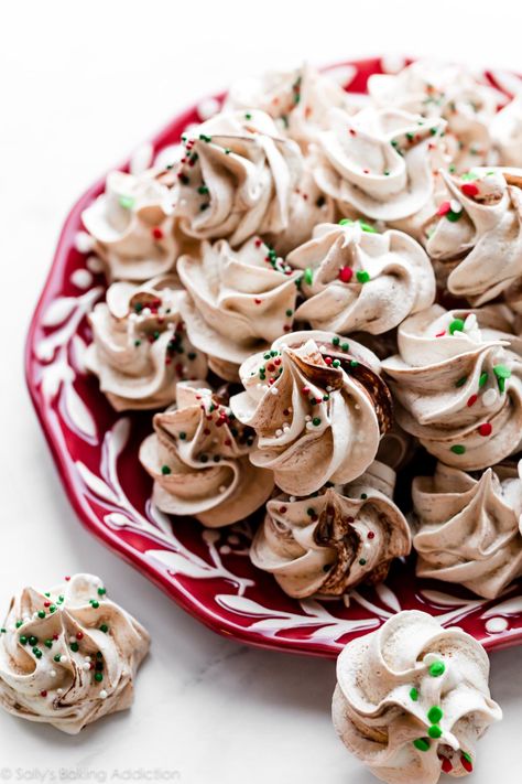 These light-as-air chocolate swirled meringue cookies are perfectly delicate, naturally gluten free, and made from just 5 ingredients. Light, crisp, and swirled with pure chocolate. Meringues recipe on sallysbakingaddiction.com Air Chocolate, Chocolate Meringues, Meringues Recipe, Salted Caramel Pretzels, Meringue Cookie Recipe, Cookies Video, Chocolate Chip Shortbread Cookies, Salted Caramel Mocha, Chocolate Meringue