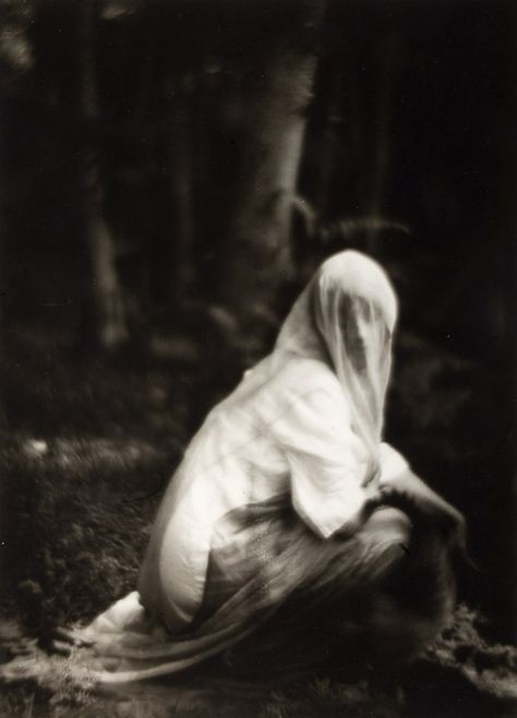 Imogen Cunningham • Veiled Woman, 1910-12 Erwin Olaf, Imogen Cunningham, Simple Subject, Veiled Woman, Ellsworth Kelly, Alfred Stieglitz, Foto Art, White Photo, Vintage Ephemera