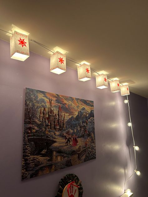 #disney #tangled #beautyandthebeast #thomaskinkade #stringlight #roomdecoration #roomdecorbedroom Disney Diy Room Decor, Tangled Theme Bedroom, Tangled Themed Room, Tangled Room Decor, Dcp Room Decor, Tangled Decor, Tangled Decorations, Lantern Tangled, Tangled Bedroom