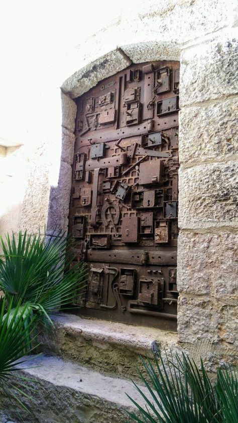 Carved Door, Stone Building, Door Entryway, Cool Doors, Door Gate, Old Door, Old Doors, Unique Doors, Beautiful Doors