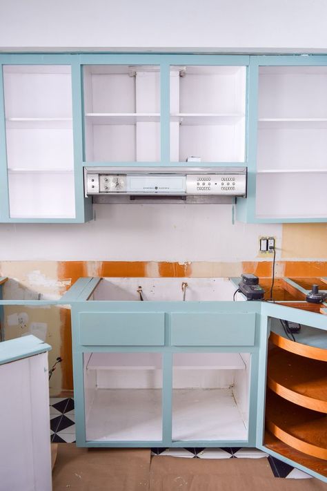 how to paint your plywood kitchen cabinets: first of all, do you even? Yes, paint them, and use the right paint formula and tools! Retro Kitchen can be cute again. Diy Plywood Kitchen, Paint Inside Cabinets, Plywood Kitchen Cabinets, Inside Kitchen Cabinets, Inside Kitchen, Plywood Kitchen, Renovation Tips, Inside Cabinets, Plywood Cabinets