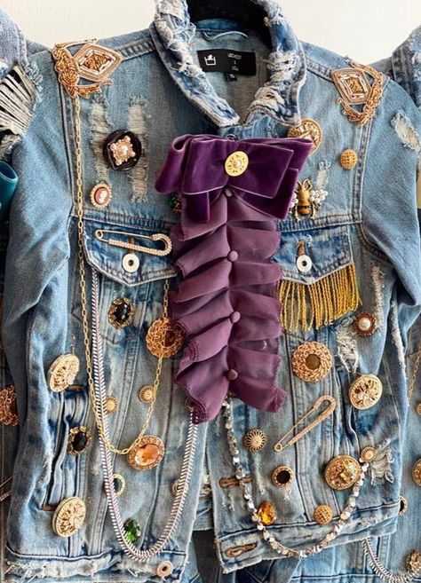 Bow brooch Brooches On Jackets, Pins On Denim Jacket, Vestiti In Jeans, Jean Jacket Diy, Diy Denim Jacket, Denim Art, Denim Fashion Women, Diy Jacket, Dance Outfit