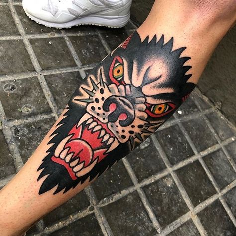 Wolf Elbow Tattoo, Traditional Wolf Head Tattoo Design, Traditional Wolf Head Tattoo, American Traditional Wolf Tattoo, Traditional Tattoo Knee, Simple Tattoo Fonts, Wolf Tattoo Traditional, Small Wolf Tattoo, Unusual Tattoo