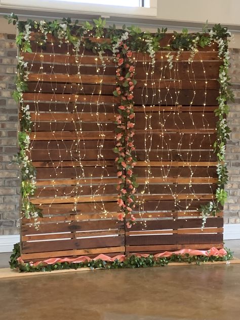 High School Graduation Party Themes, Country Graduation, Boho Graduation, Grad Party Theme, Graduation Inspiration, Graduation Party Pictures, Pallet Backdrop, Senior Party, Backyard Graduation Party