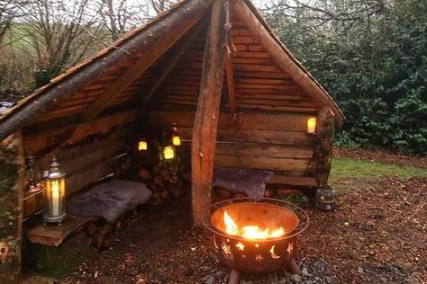 Bushcraft Shelter, Outdoor Shelters, Bushcraft Camping, Backyard Fire, Cabins And Cottages, Sanya, Backyard Projects, A Log, Camping Survival