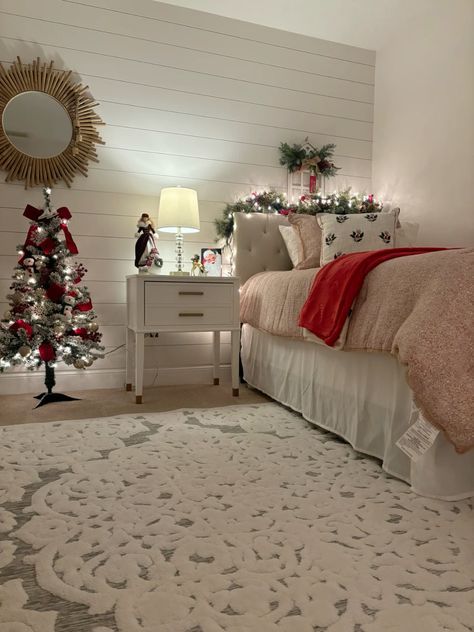 Christmas Bedroom Minimalist, Master Bedrooms Christmas Decor, Christmas Tree Ideas For Bedroom, Simple Christmas Room Decor, Simple Christmas Bedroom, Christmas Room Inspiration, Christmas Bedroom Aesthetic, Christmas Decor Bedroom, Festive Decor Ideas