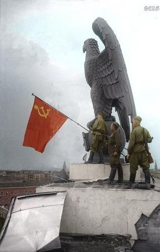 Soviet Flag, Perang Dunia Ii, Ww2 Photos, Ww2 History, Wwii Photos, Soviet Army, German History, Red Army, Interesting History