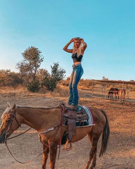 Purpose Fuels Passion, Western Horse Riding, Country Best Friends, Foto Cowgirl, Pictures With Horses, Rodeo Girls, Cowgirl Pictures, Country Girl Life, Cute Horse Pictures