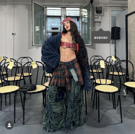 #milanfashionweek #milano #aesthetic #stylist Grunge Layered Outfits, Ropa Upcycling, Looks Street Style, Festival Looks, Mode Inspo, Hippie Style, Fashion Killa, Look Fashion, Onions