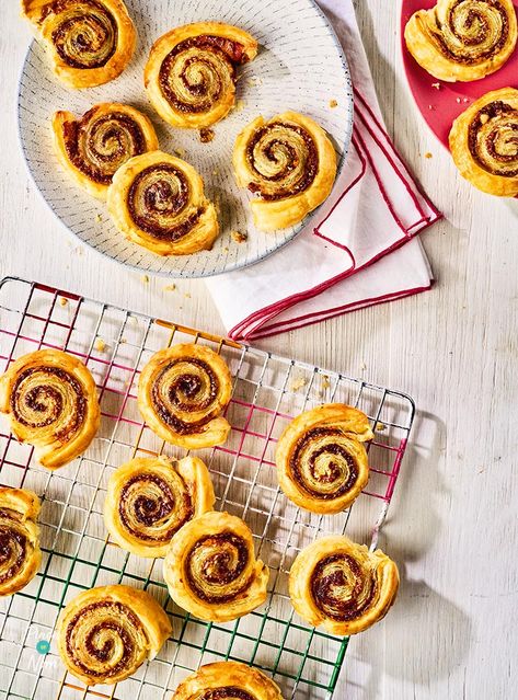 Cheese and Marmite Swirls - Pinch Of Nom Food Substitutes, Crusty Rolls, Cheese Twists, Puff Pastry Cream Puffs, Cheese Pinwheels, Pinch Of Nom, Cheese Straws, Food Substitutions, Veggie Dip