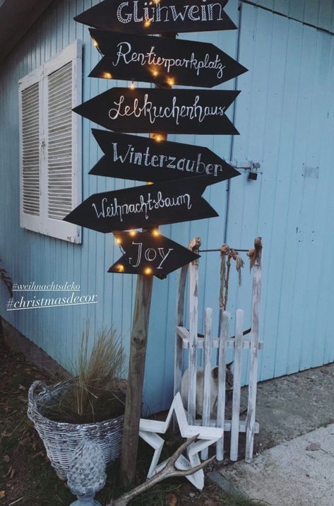 Winter Outdoor Decorations, German Christmas Traditions, Small Deck Decorating, Christmas Dreaming, Small Deck Decorating Ideas, Xmas Deco, Christmas Interiors, Deck Decorating Ideas, Small Deck