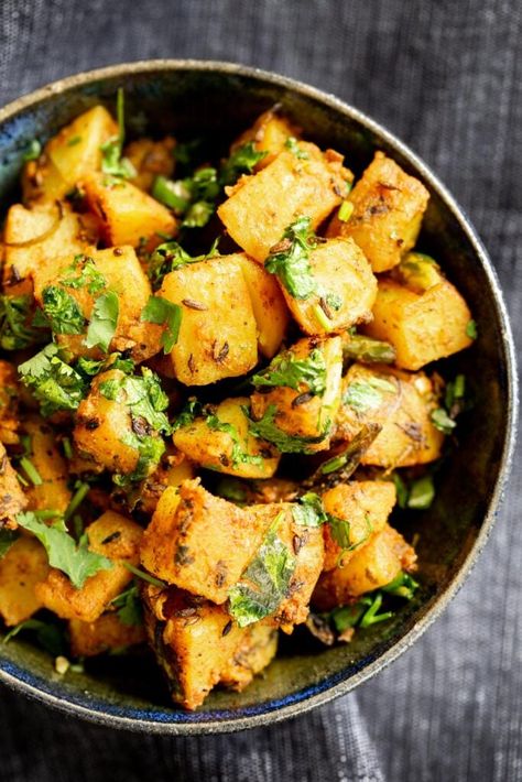 Jeera Aloo – Cumin Spiced Potatoes Jeera Aloo, Spiced Potatoes, Cumin Spice, Chicken Tandoori, Cooking Spinach, Indian Side Dishes, Indian Meals, Vegan Oil Free, Aloo Recipes