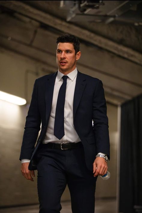 Sydney Crosby, Nhl Hockey Players, Large Mens Fashion, Ice Hockey Players, Penguins Hockey, Sidney Crosby, Nhl Players, Hot Actors, Nhl Hockey