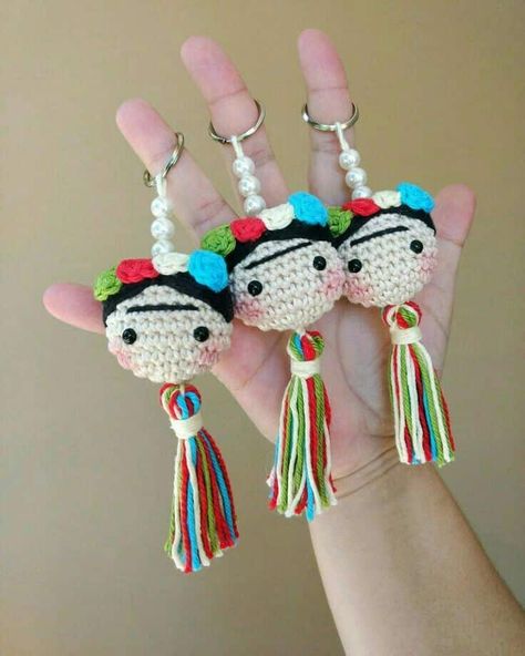 فريدا كاهلو, Crochet Wall Art, شال كروشيه, Crochet Earrings Pattern, Crochet Keychain Pattern, Valentines Crochet, Crochet Ornaments, Crochet Keychain, Tapestry Crochet