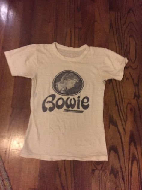 David Bowie Tshirt Outfit, Bowie Shirt, 70s T Shirts, Gift Inspo, Rock Tees, Dream Clothes, David Bowie, Vintage Tees, Vintage Shirts