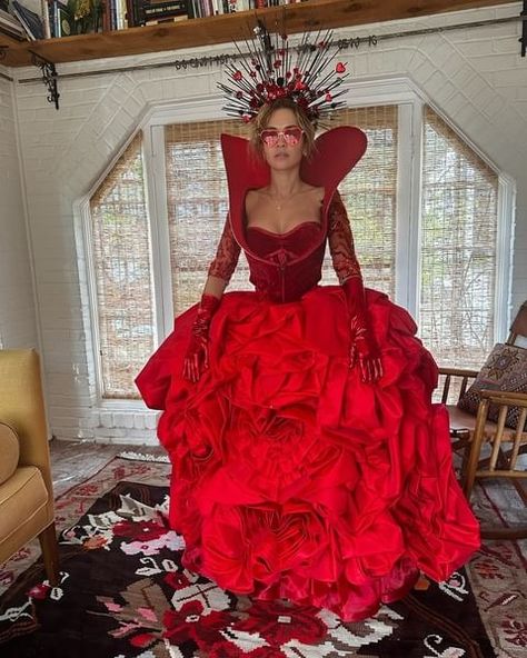 RITA ORA (@ritaora) • Instagram photos and videos Queen Of Hearts Descendants, Disney Villain Party, Descendants Clothes, Villains Party, Descendants Costumes, Queen Of Hearts Costume, Halloween Coustumes, Red Costume, Red Party