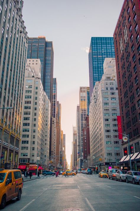 Hermosa calle de la ciudad de nueva york... | Premium Photo #Freepik #photo #negocios #coche #personas #viajes Welcome To New York, New York Buildings, New York Photos, Beautiful Streets, Solid Color Backgrounds, Manhattan New York, City Street, City Design, New York Street