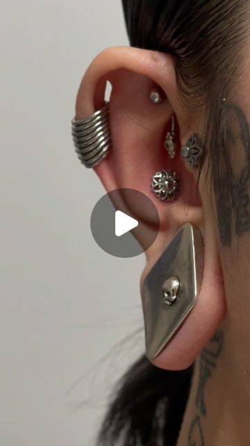 Body Piercing Ideas For Women, Coin Slot Piercing, Piercing Composition, Play Piercing, Surface Piercing, Z Tattoo, Cute Piercings, Piercing Ideas, Body Piercings