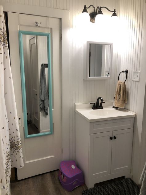 How Our Family of Seven Makes It Work with Only One Bathroom – Small Stuff, Big Family Small Bathroom Big Family, One Bathroom Big Family, Small Shared Bathroom, Big Family Bathroom, Missouri Town, Tiny Bathroom Storage, Bathroom Big, Small Stuff, Towel Storage