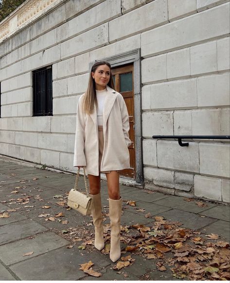 Beige Knee High Boots Outfit, Cream Boots Outfit, Beige Knee High Boots, Beige Boots Outfit, Kate Hutchins, Vinter Mode Outfits, Leather Boots Outfit, Over The Knee Boot Outfit, Winter Boots Outfits