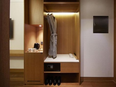 Bathroom Closets, Concept Hotel, Mini Closet, Spa Like Bathrooms, Luxury Hotel Design, Hotel Room Interior, Closet Island, Standard Hotel, Plush Bedding