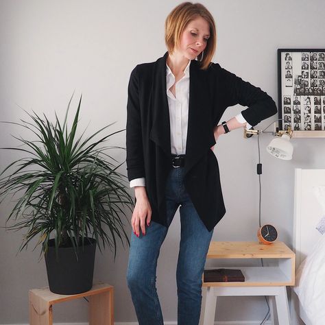 Blazers are a workwear staple and one of the easiest ways to make a look more professional. While we definitely recommend investing in one, there are other options to the classic structured ones we’re used to seeing. Fit is one easy way to make a blazer more comfortable, luckily the oversized, boyfriend fit blazer is very on trend right now. Once you get used to having that extra room, you won’t want to go back to a more tailored fit. Travel Blazer, Ultimate Capsule Wardrobe, Work Capsule, Comfy Travel, Dressy Sweatshirt, Jeans Outfit Casual, Summer Capsule Wardrobe, Fall Capsule Wardrobe, Fall Outfits For Work