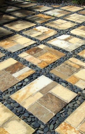 patio Pebble Patio, Diy Patio Pavers, Stepping Stones Diy, Walkway Design, Paver Walkway, Garden Stepping Stones, Stone Walkway, Garden Walkway, Garden Steps